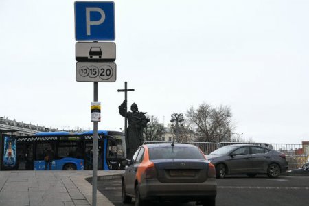 Московский водитель протаранил ограждение у Кремля на каршеринге