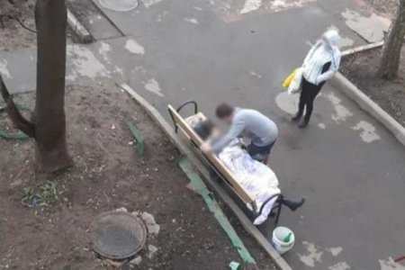 Власти уточнили подробности ситуации с умершей на лавочке москвичкой