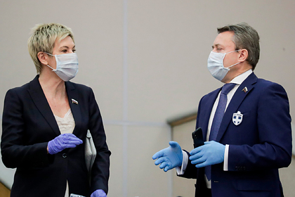 Депутаты Госдумы начали носить специальные значки для «отпугивания» коронавируса