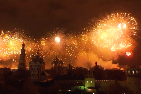 Праздничный салют в небе над Москвой сняли на видео